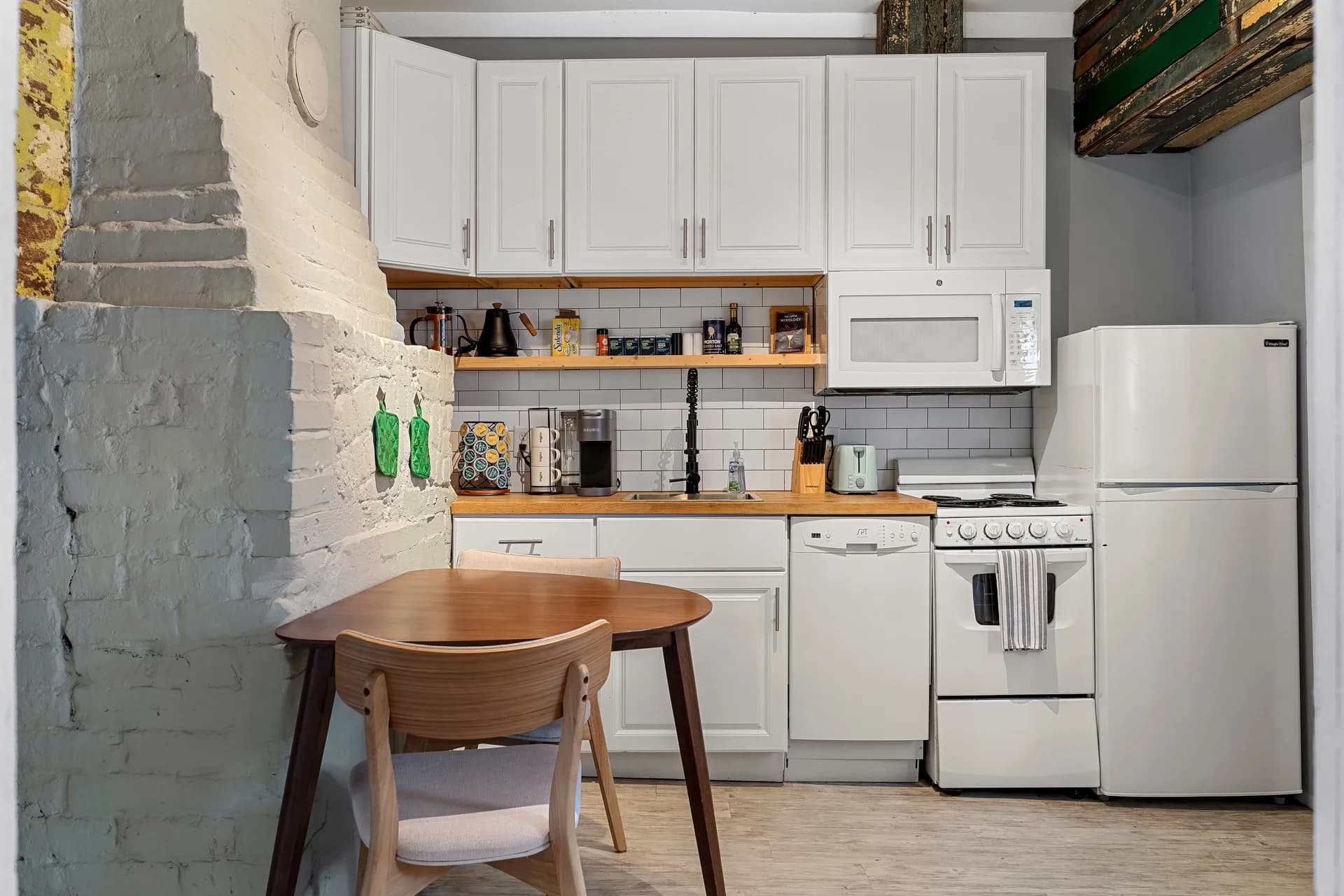 By Forsyth Park | Hot Tub | Historic District - Photo 1